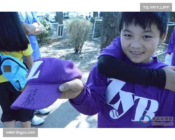 场边花絮：小球迷高举标语为接受癌症治疗的妈妈加油获球星签名